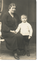 Historische Familienaufnahme mit Frau und Kind